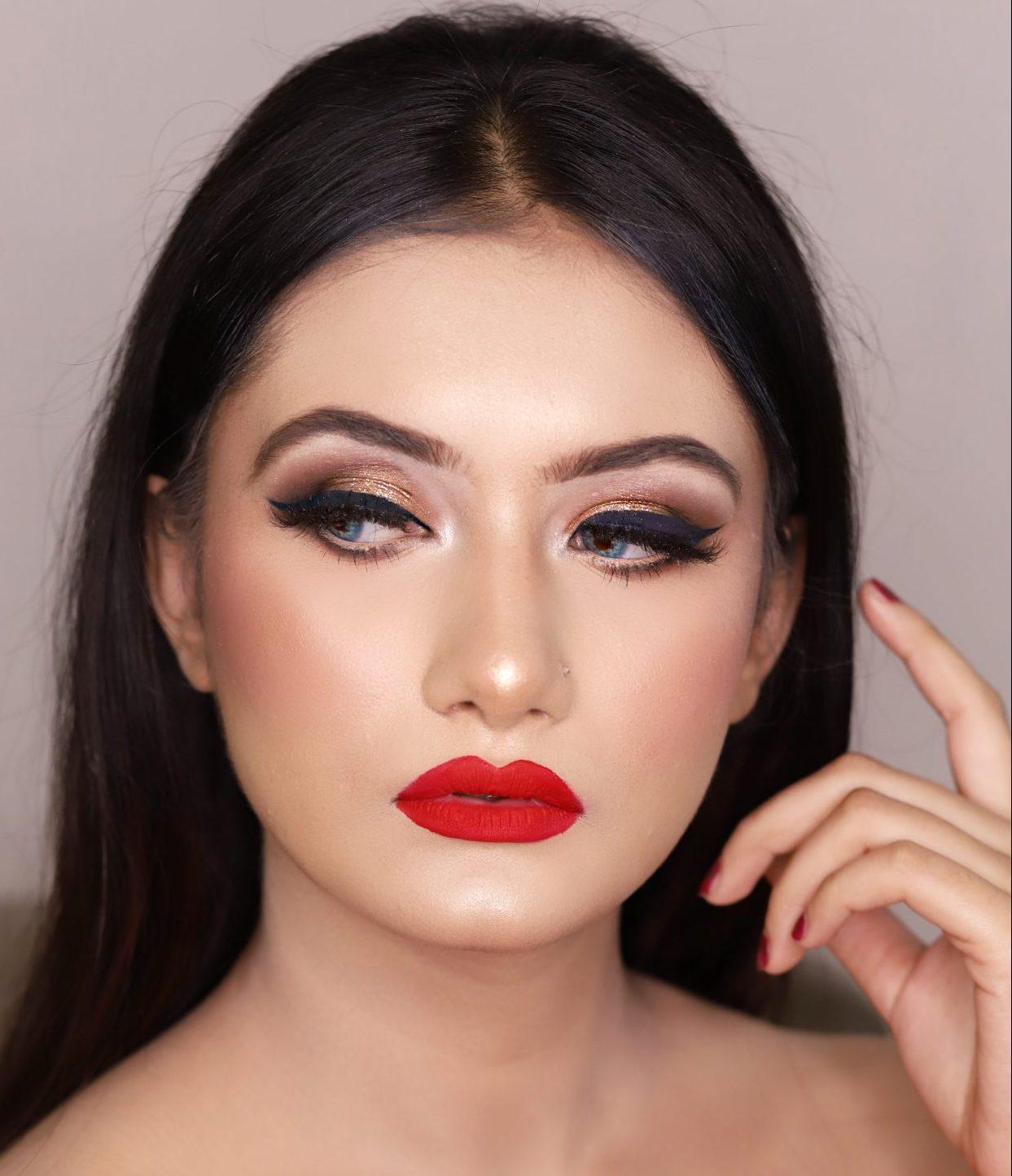 Classic Winged Liner With Red Lips